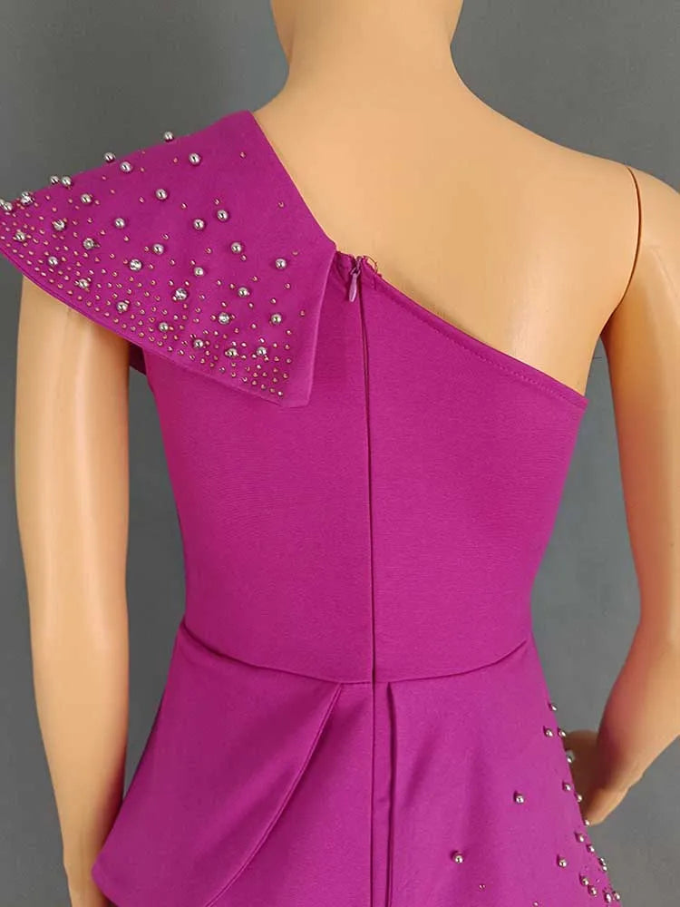 Detalle mono strapless mujer cuello remaches cintura alta diseño elegante sexy
