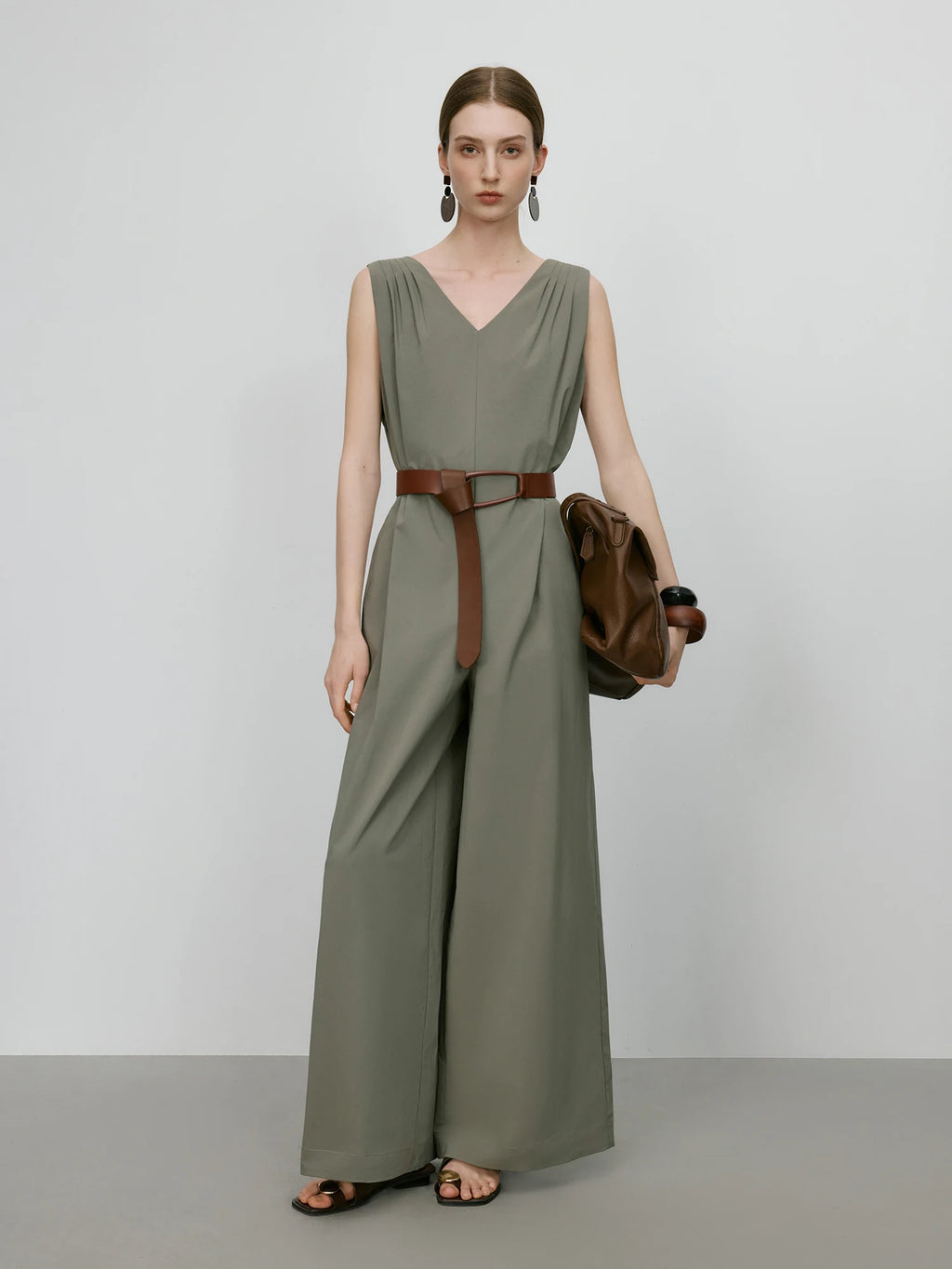 Mono premium sin mangas pierna ancha elegante mujer vista completa
